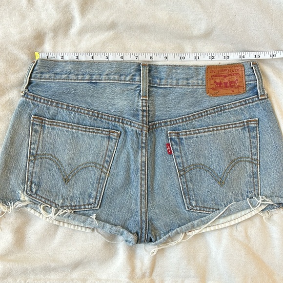 Levi’s 501 Original Cutoff Denim Short - Picture 2 of 4